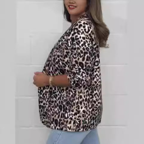 Blazer élégant en imprimé léopard pour femme avec coupe ajustée et détails tendance Levoire
