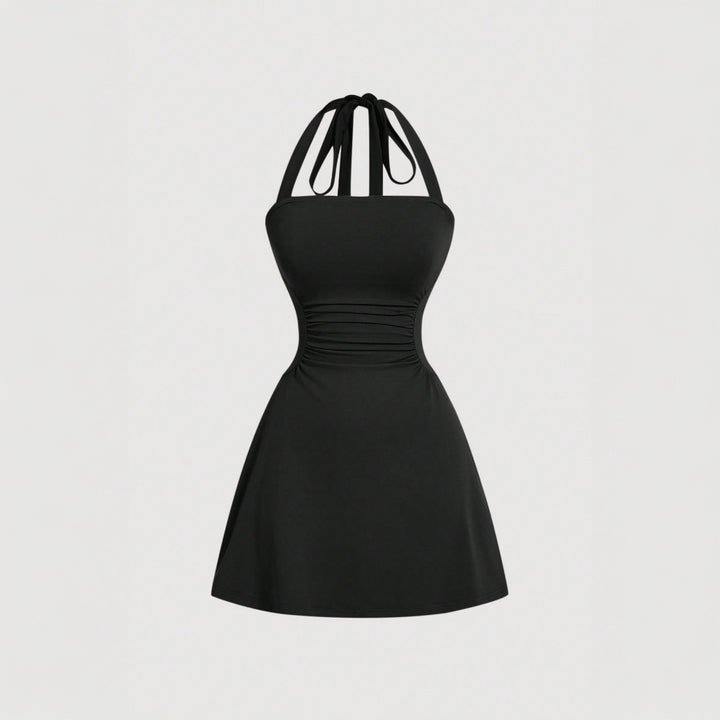 Robe à dos nu pour femmes avec drapés flatteurs pour la silhouette et un design à lacets élégant au dos Levoire