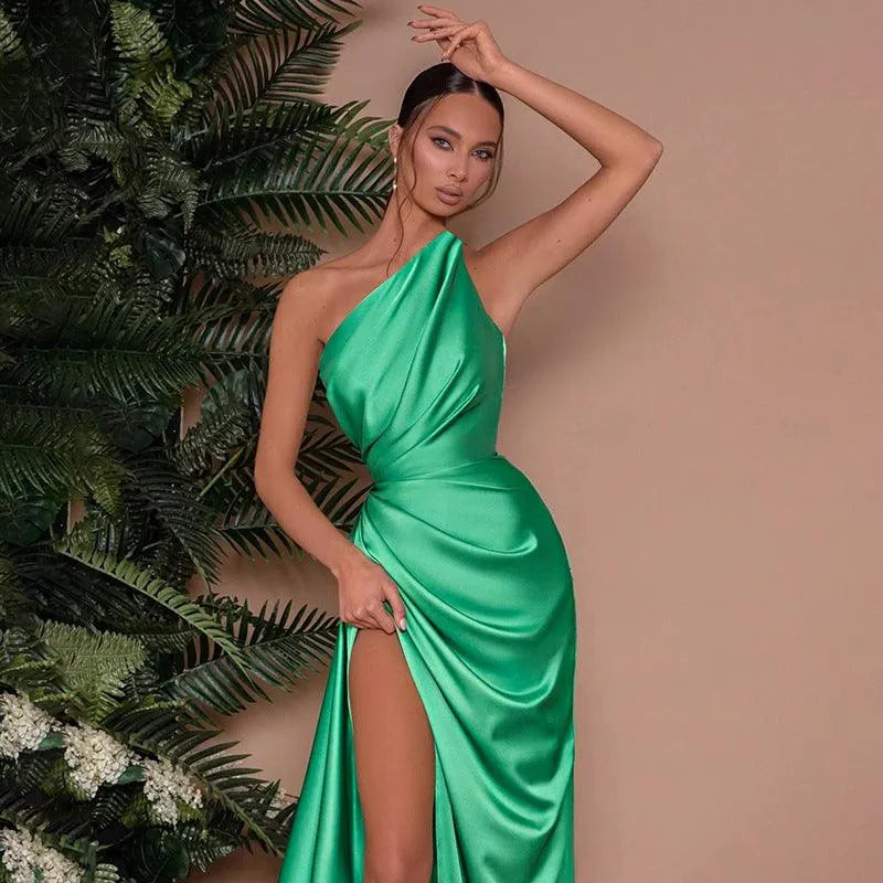 Levoire | Robe femme en satin avec décolleté et bretelle asymétrique