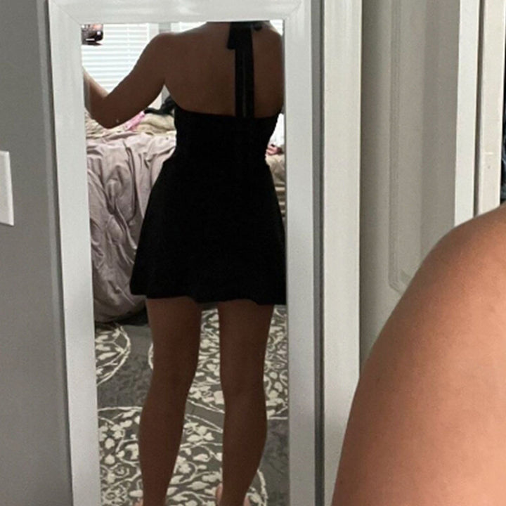 Robe à dos nu pour femmes avec drapés flatteurs pour la silhouette et un design à lacets élégant au dos Levoire