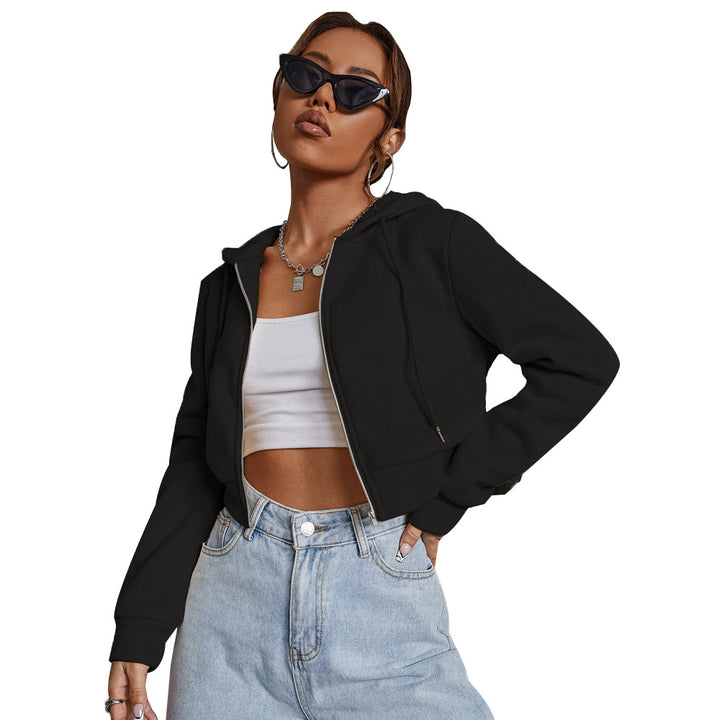 Veste à capuche courte pour femmes avec une coupe tendance et un matériau confortable Levoire