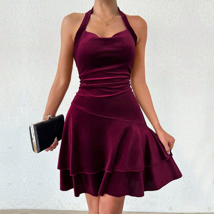Robe de soirée ajustée pour femmes avec jupe volée et design à col halter Levoire