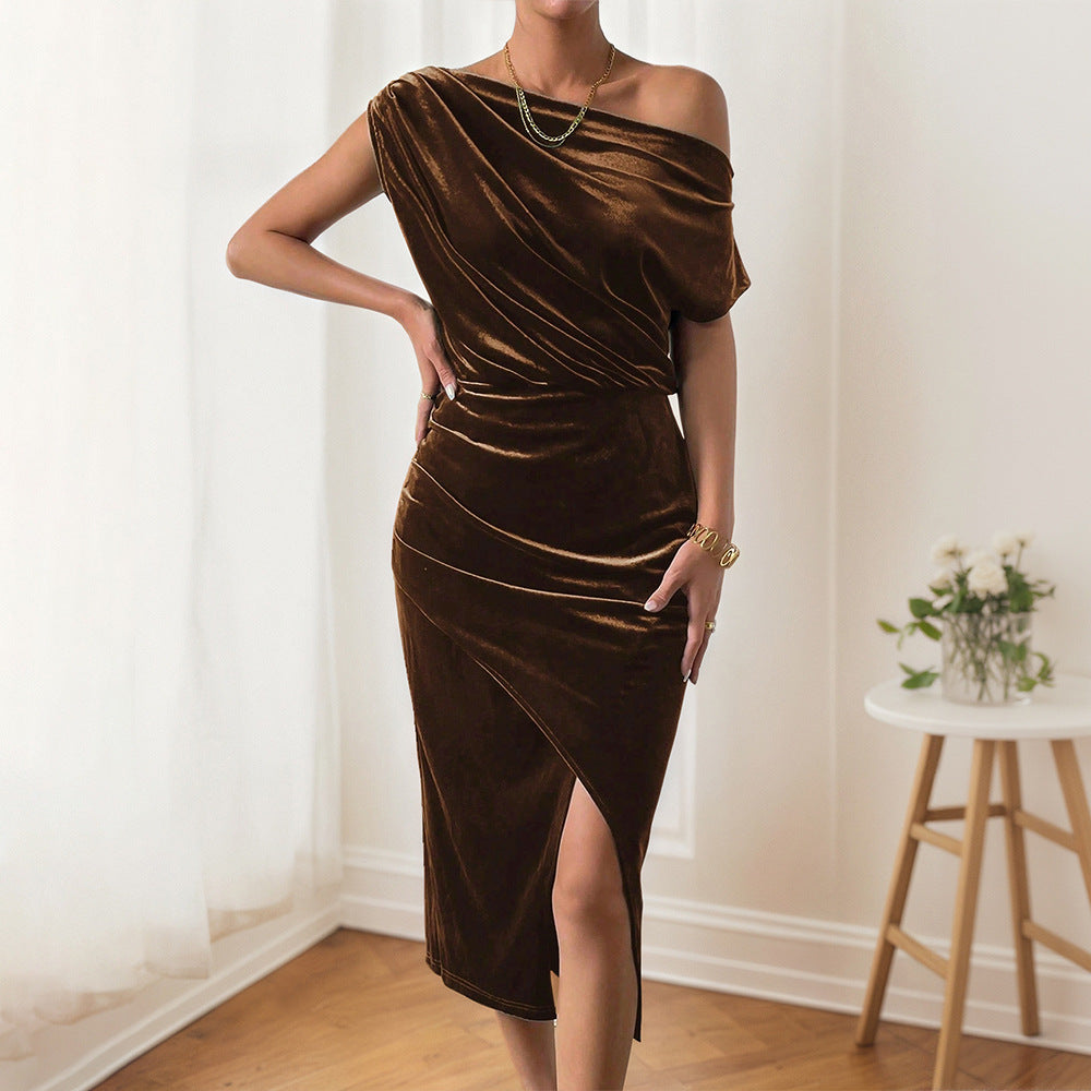 Robe maxi élégante pour femmes avec design à épaules dénudées et velours luxueux Levoire
