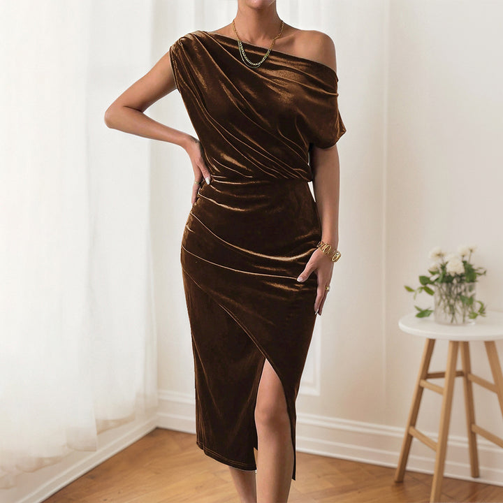 Robe maxi élégante pour femmes avec design à épaules dénudées et velours luxueux Levoire