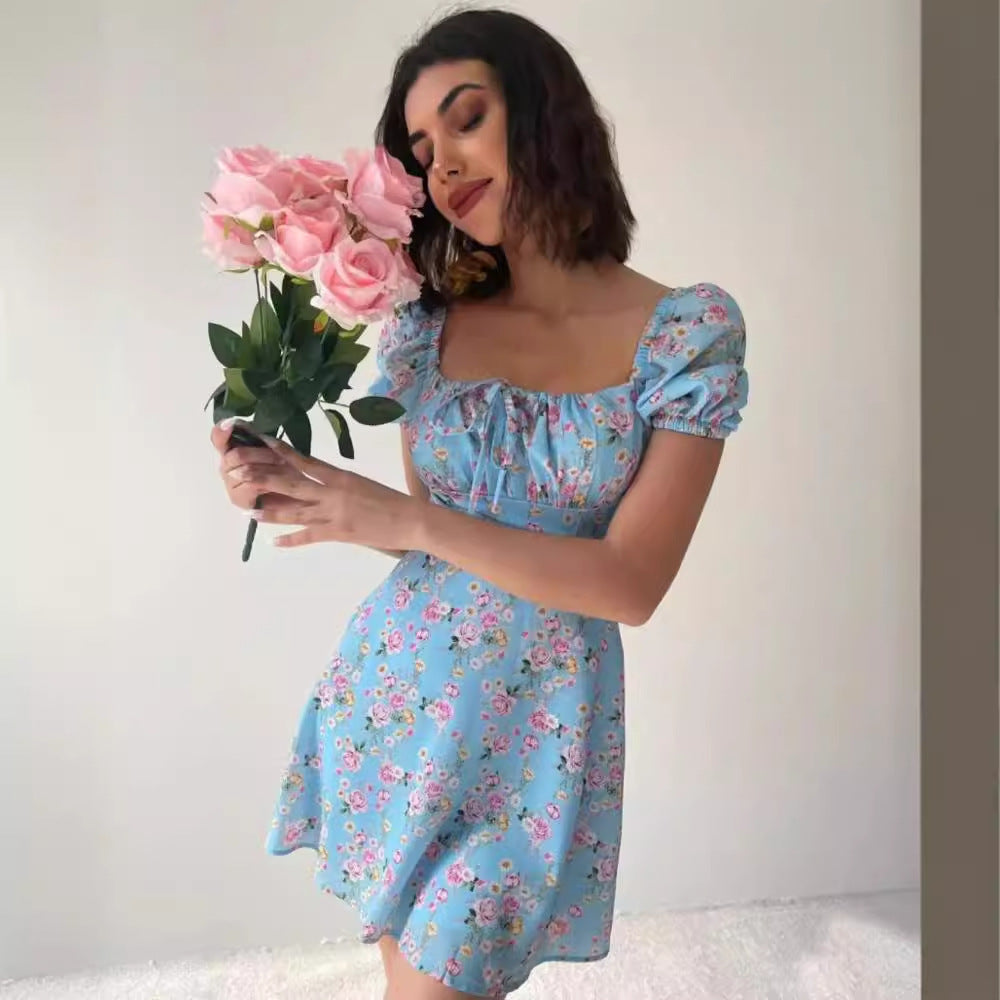 Robe mini joueuse pour femmes avec détails en volants et motif floral Levoire
