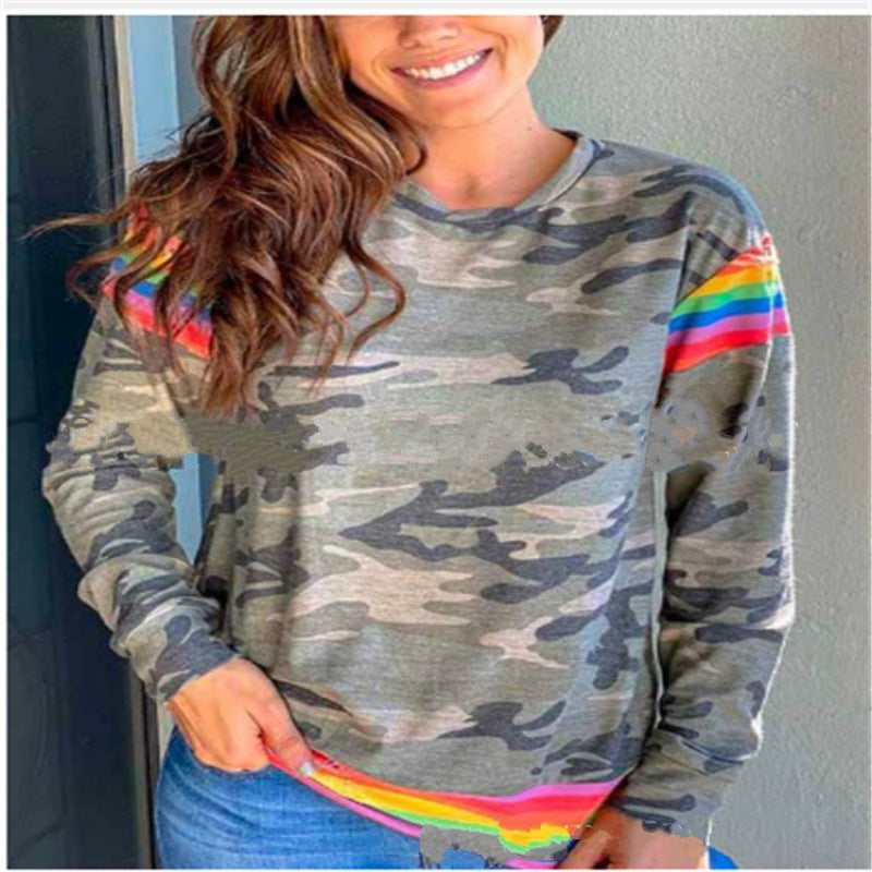 Sweat-shirt pour femmes avec un motif camouflage coloré et des accents arc-en-ciel Levoire