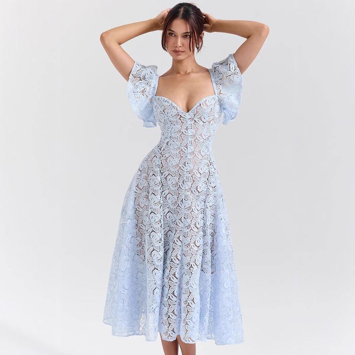 Robe maxi en dentelle pour femmes avec des volants volumineux et un décolleté subtil en forme de cœur Levoire
