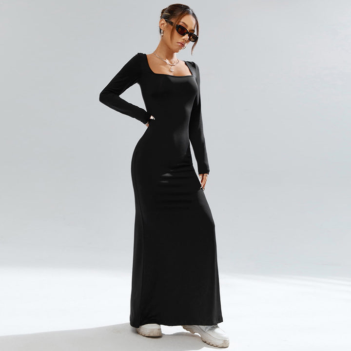Robe maxi élégante pour femmes avec un décolleté carré inhabituel et une silhouette flatteuse.