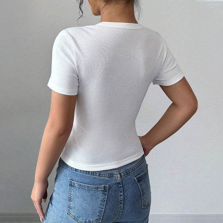 Chemise à manches courtes pour femmes avec détails de boutons et forme ajustée Levoire