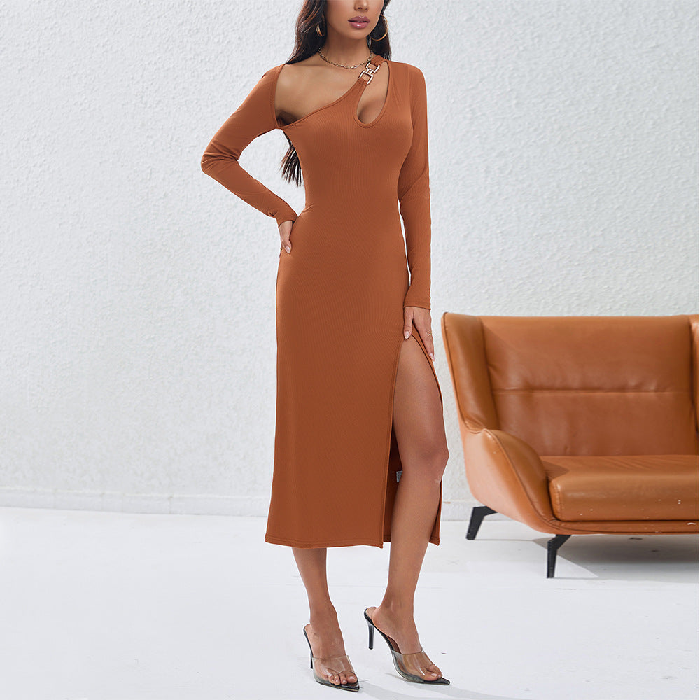 Robe longue à manches longues ajustée pour femmes avec fente latérale et décolleté asymétrique Levoire