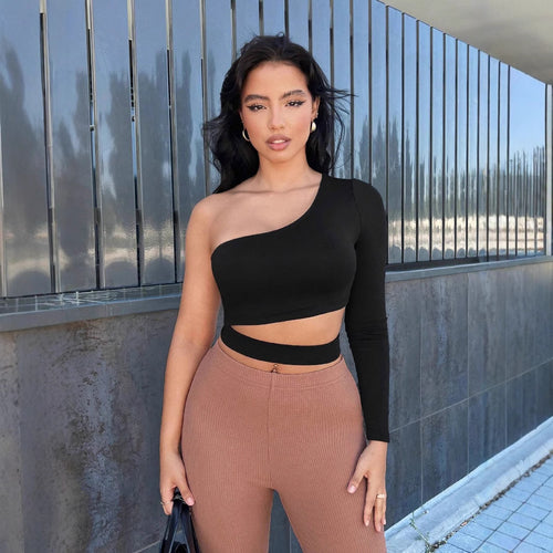 Haut féminin asymétrique cropped avec une manche longue Levoire