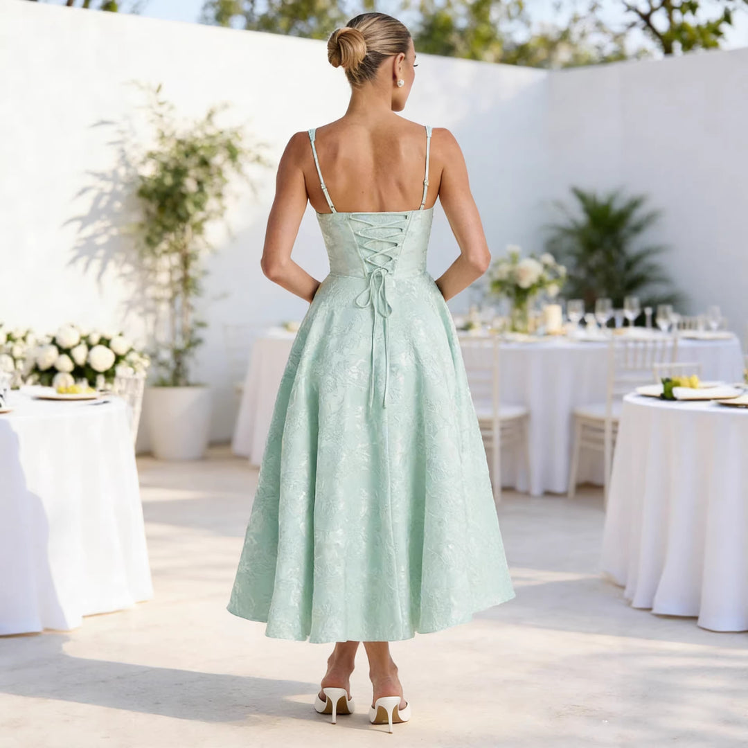 Robe cocktail glamour pour femmes avec haut à volants et jupe volumineuse Levoire
