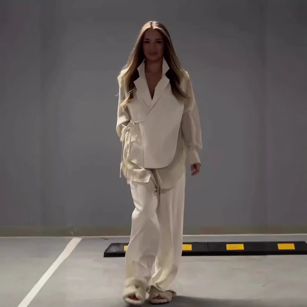 Ensemble de veste enveloppante élégante pour femmes avec une coupe tendance et des poches pratiques Levoire