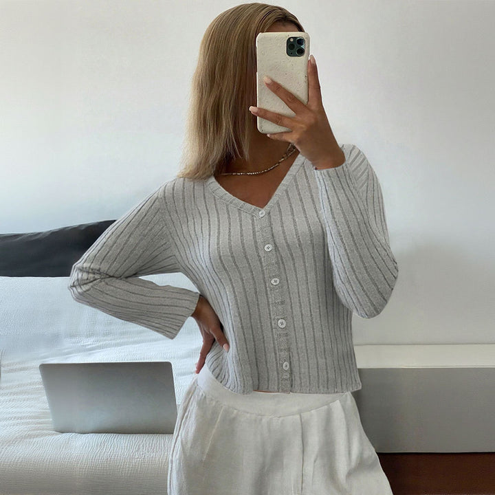 Top en maille pour femmes avec des structures côtelées fines et une élégante patte de boutonnage Levoire