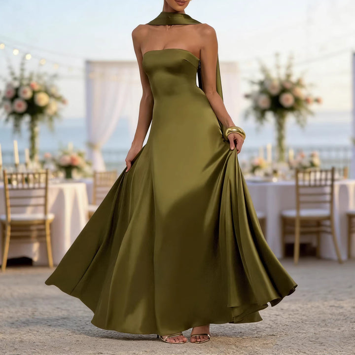 Robe de soirée sans bretelles élégante pour femmes en tissu semblable à du satin avec jupe fluide Levoire