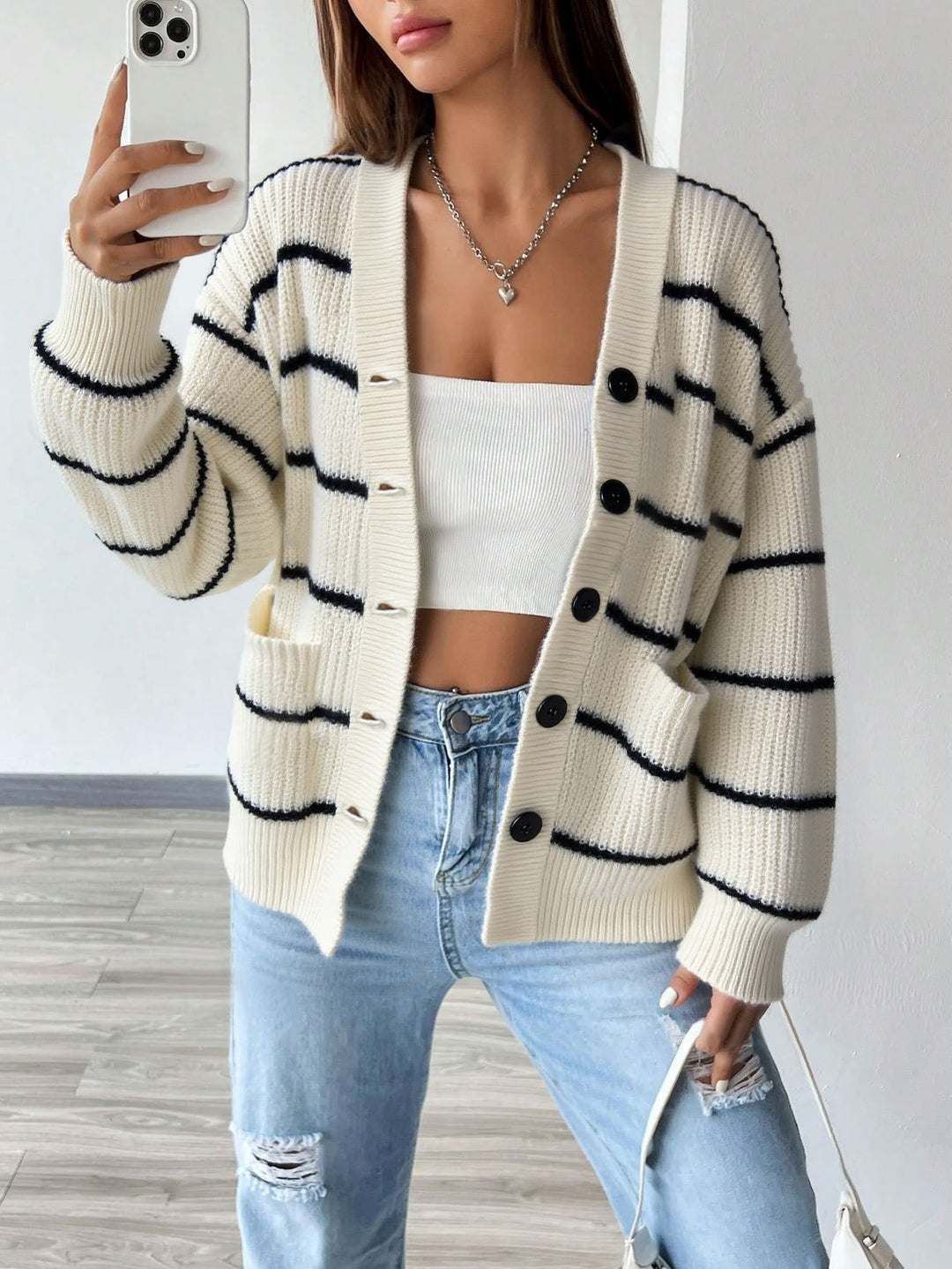 Cardigan en tricot à rayures pour femmes à manches courtes avec fermeture à boutons et poches latérales Levoire