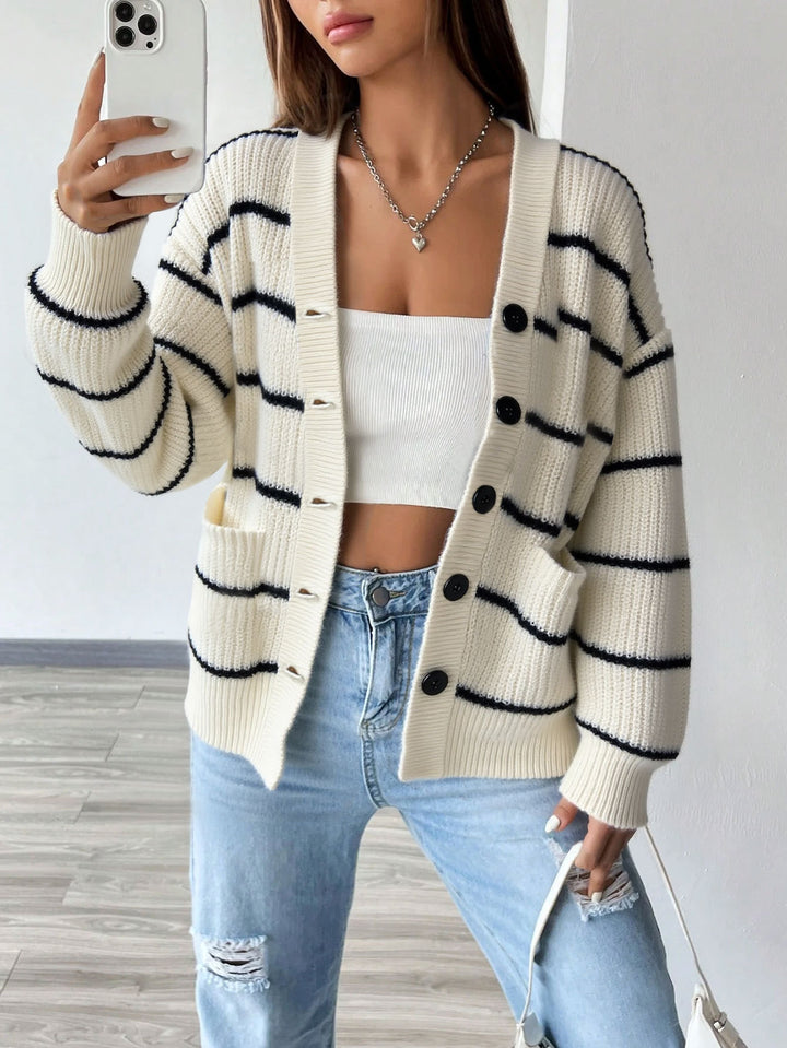 Cardigan en tricot à rayures pour femmes à manches courtes avec fermeture à boutons et poches latérales Levoire