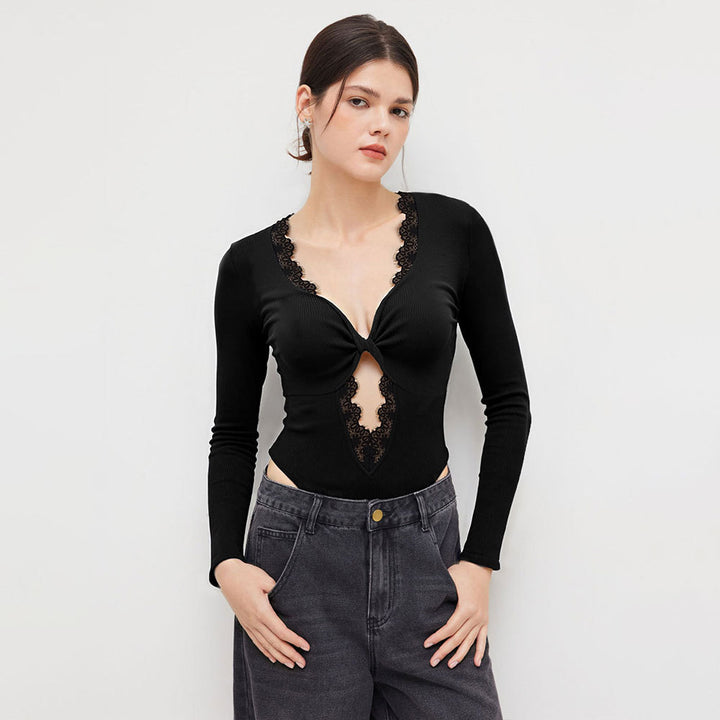 Bodysuit pour femmes avec décolleté en V profond et délicate application en dentelle Levoire