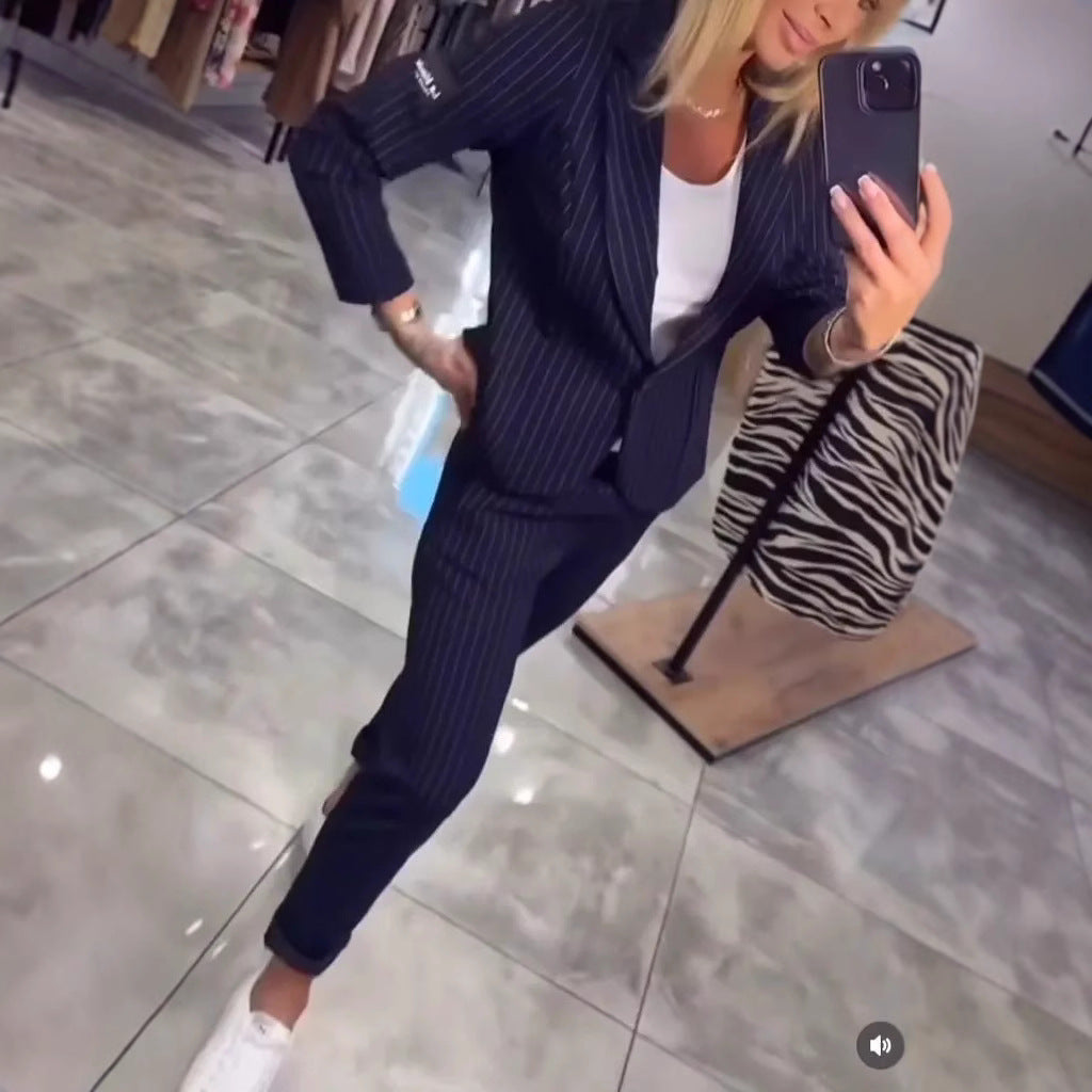 Ensemble de blazer élégant pour femmes avec des rayures à la mode et coupe ajustée Levoire
