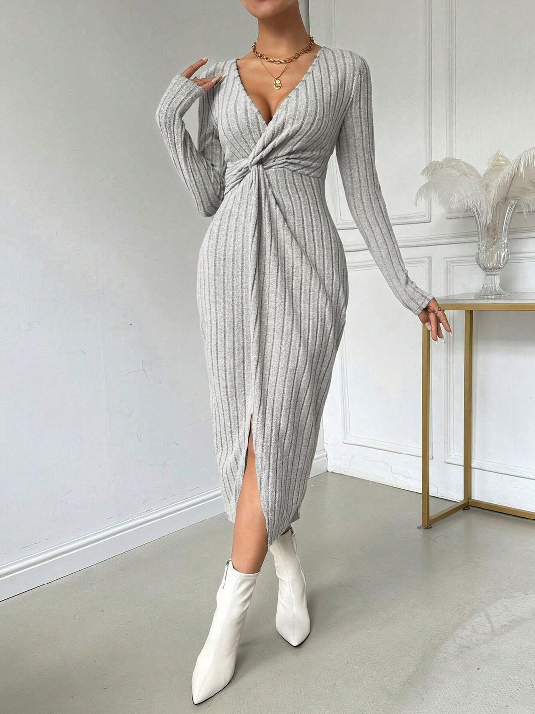 Robe midi moulante pour femme avec détail torsadé et fente sur le côté Levoire