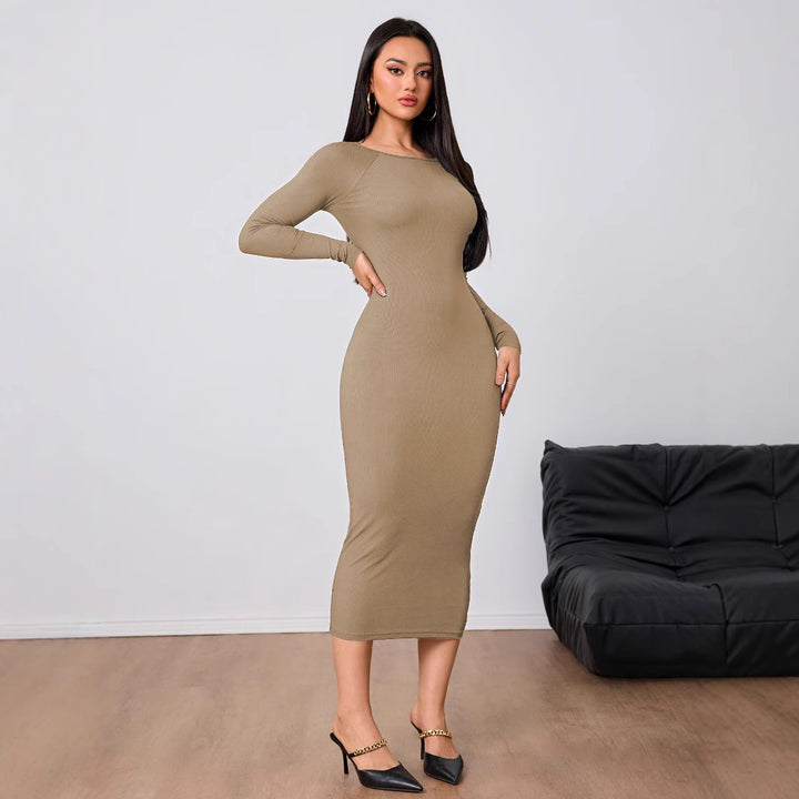 Robe midi ajustée pour femmes avec un élégant col rond et des manches longues Levoire