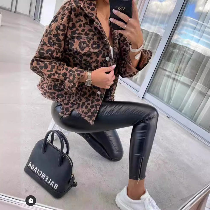 Veste en jean pour femmes dans un imprimé léopard tendance avec des ourlets frangés et une coupe oversized Levoire