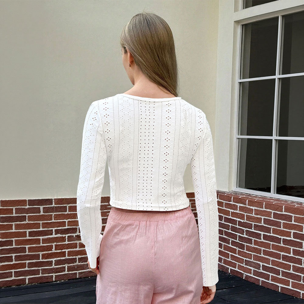 Chemise pour femme à manches longues raccourcies avec un élégant lacet et un délicat broderie en œillets Levoire