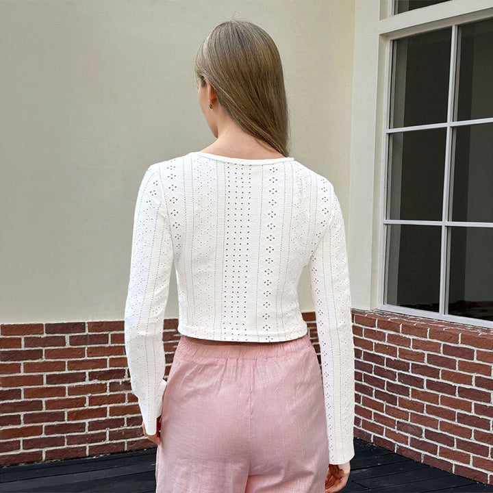 Chemise à manches longues cropée pour femmes avec un élégant laçage et une délicate broderie en dentelle Levoire