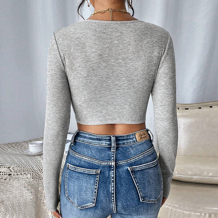 T-shirt court à manches longues pour femmes avec un élégant décolleté carré et une coupe ajustée Levoire