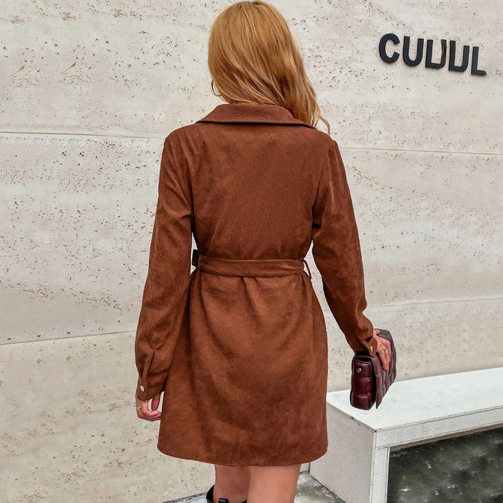 Robe pour femme au style utilitaire élégant avec détails en bouton et ceinture à la taille Levoire