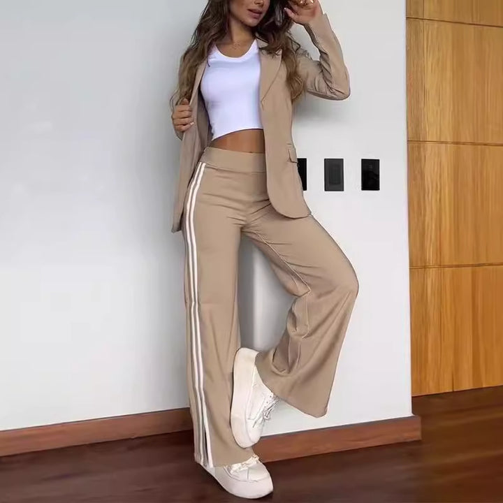 Ensemble de costume féminin à la mode avec ceinture élastique et accents sportifs Levoire