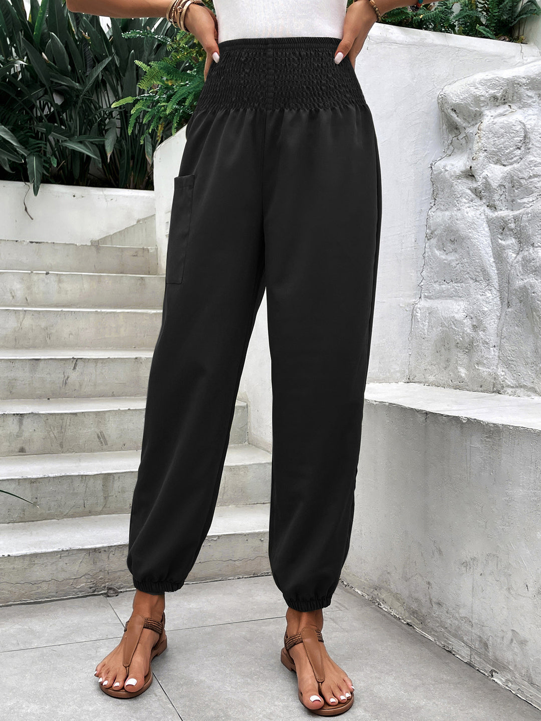 Pantalons de loisirs légers pour femmes avec une taille élastique et des poches latérales pratiques Levoire