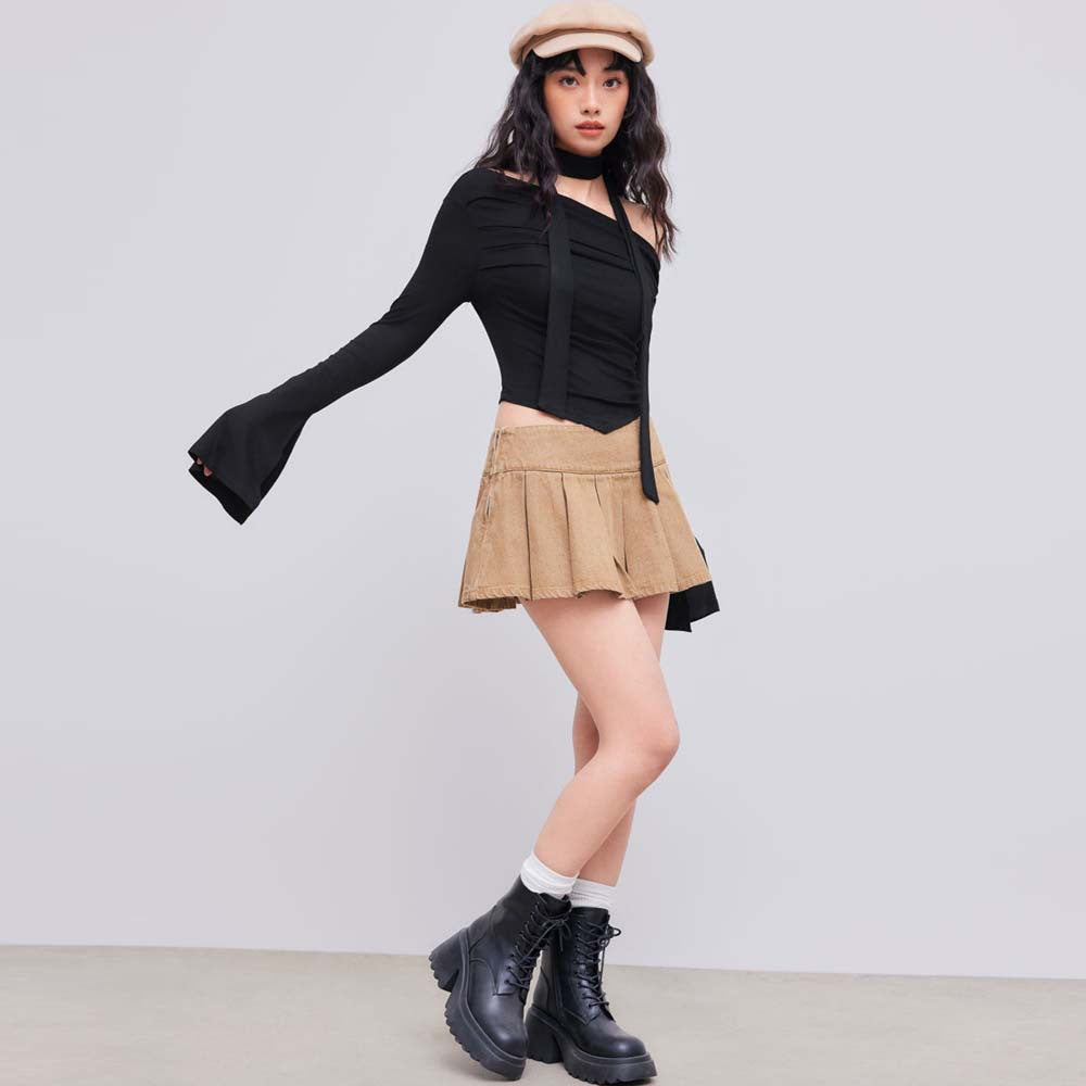 Top court pour femme avec design halter asymétrique et drapés élégants Levoire