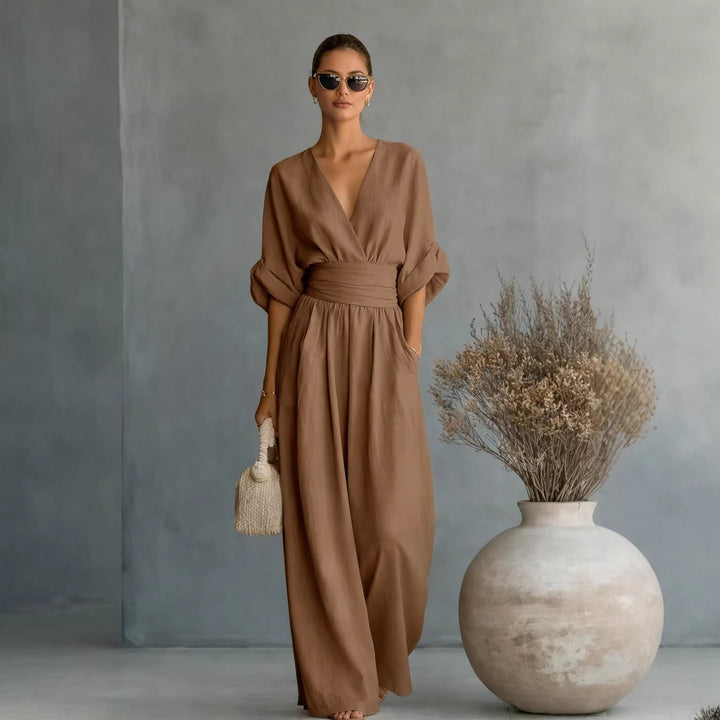 Robe salopette pour femme avec des drapés élégants et un décolleté en V Avriane