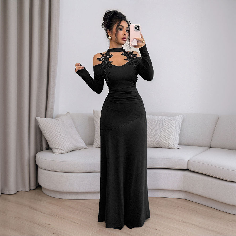 Robe de soirée ajustée pour femmes avec design à manches dénudées et accents floraux Levoire