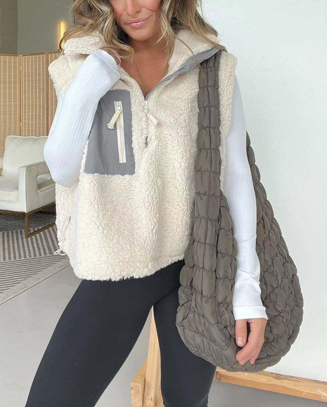 Gilet en polaire matelassé pour femmes avec fermeture éclair pratique et poches en fausse fourrure Levoire