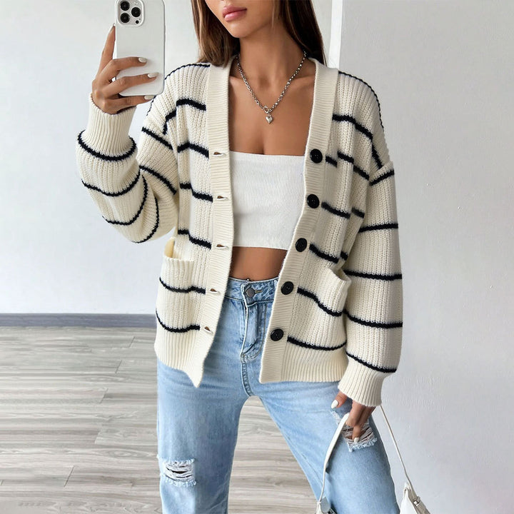 Cardigan en tricot à rayures pour femmes à manches courtes avec fermeture à boutons et poches latérales Levoire