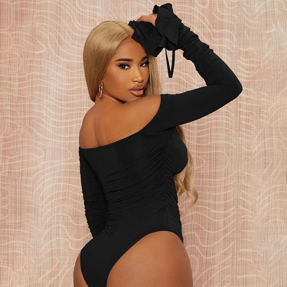 Bodysuit élégant pour femmes à épaules dénudées avec des détails en volants et des manches longues Levoire