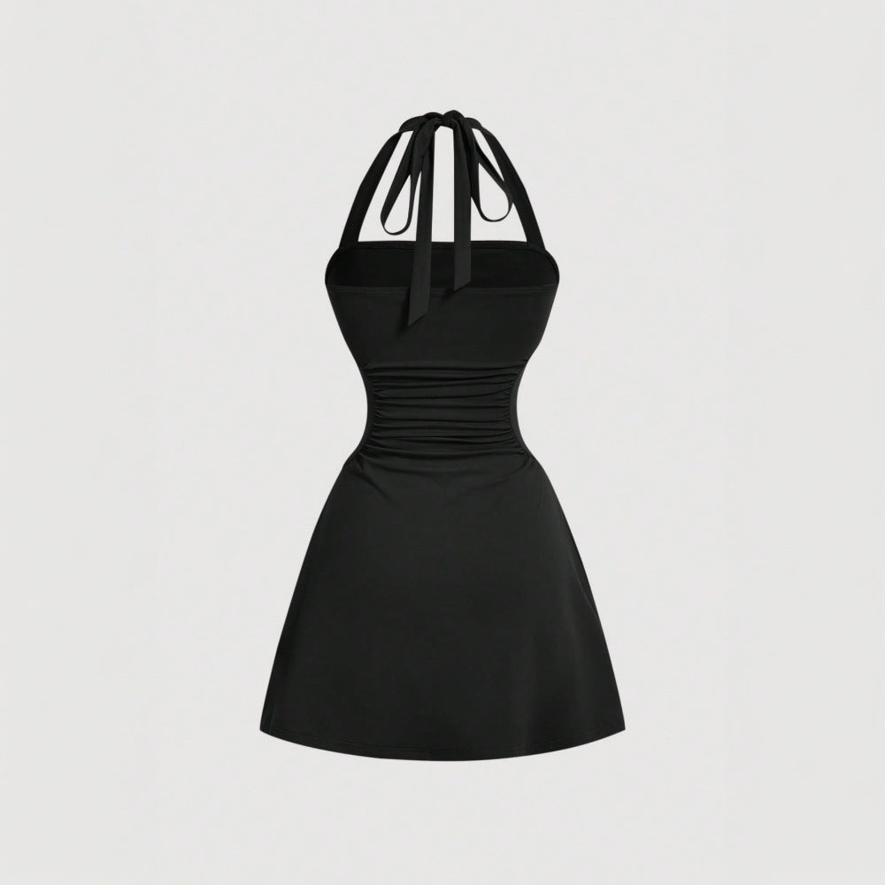 Robe à dos nu pour femmes avec drapés flatteurs pour la silhouette et un design à lacets élégant au dos Levoire
