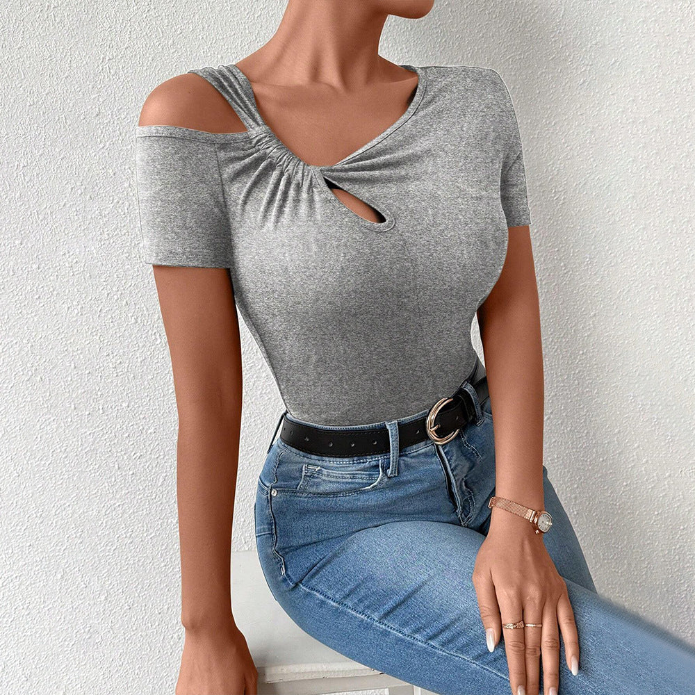 Body féminin ajusté avec encolure asymétrique et détail de nœud élégant Levoire