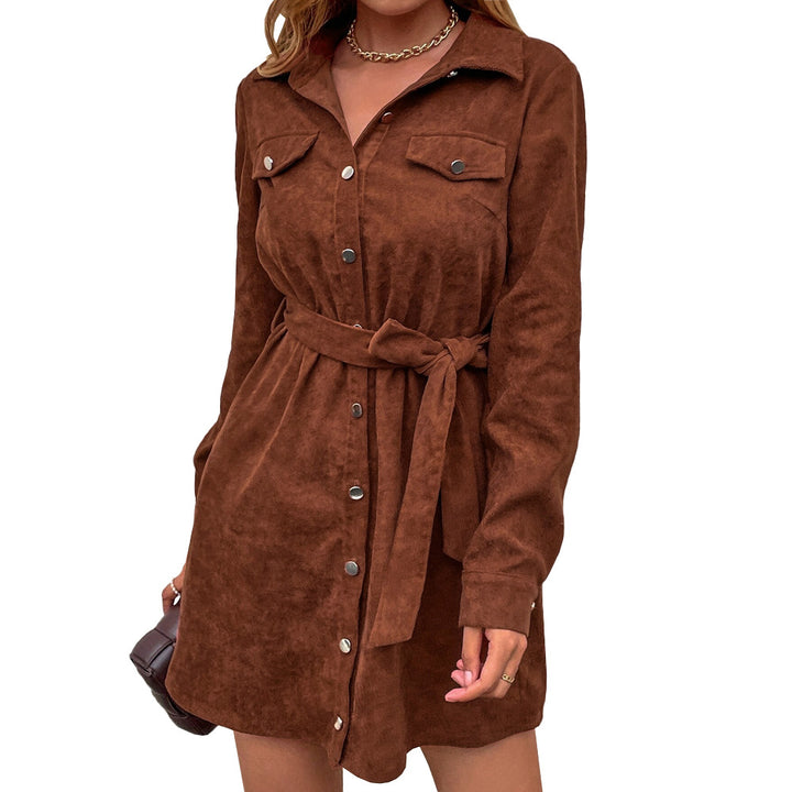 Robe pour femme au style utilitaire élégant avec détails en bouton et ceinture à la taille Levoire