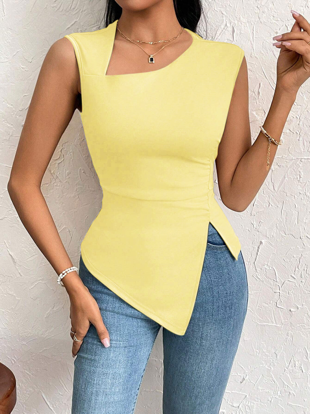 Top asymétrique pour femmes avec drapage élégant et découpe à la mode Levoire