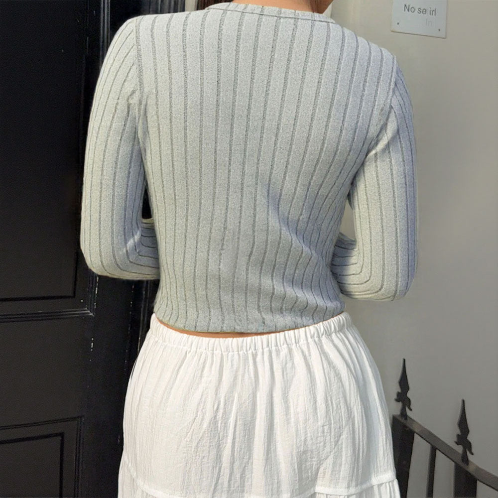 Top en maille pour femmes avec des structures côtelées fines et une élégante patte de boutonnage Levoire