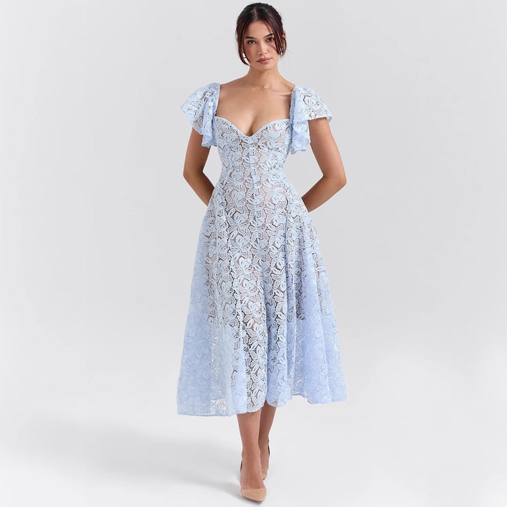 Robe maxi en dentelle pour femmes avec des volants volumineux et un décolleté subtil en forme de cœur Levoire