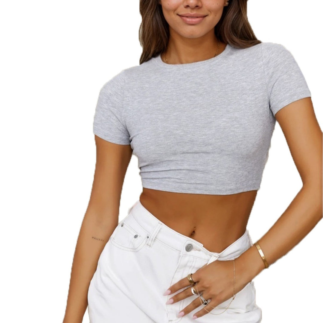 T-shirt court pour femmes, ajusté au corps avec un élégant col rond Levoire