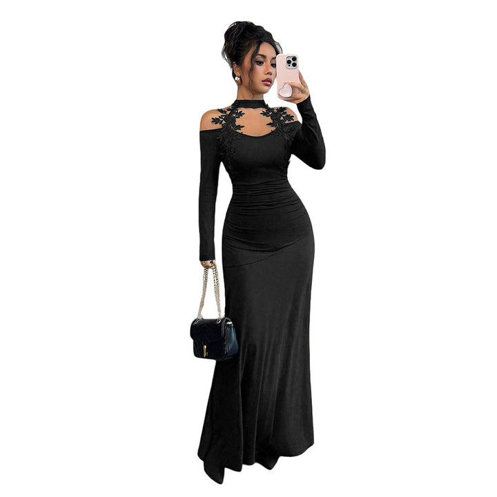 Robe de soirée ajustée pour femmes avec design à manches dénudées et accents floraux Levoire