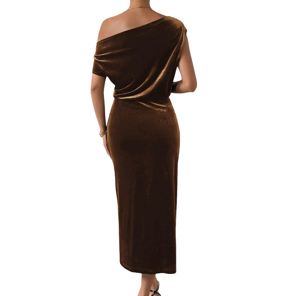 Robe maxi élégante pour femmes avec design à épaules dénudées et velours luxueux Levoire