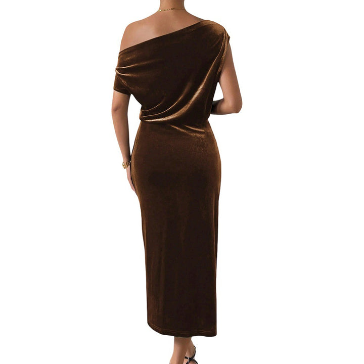 Robe maxi élégante pour femmes avec design à épaules dénudées et velours luxueux Levoire