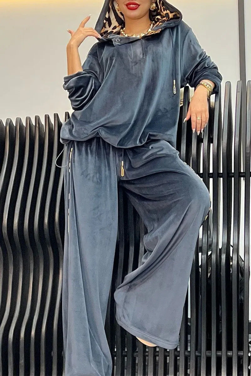Costume de détente confortable pour femme avec capuche et finition satinée élégante Levoire