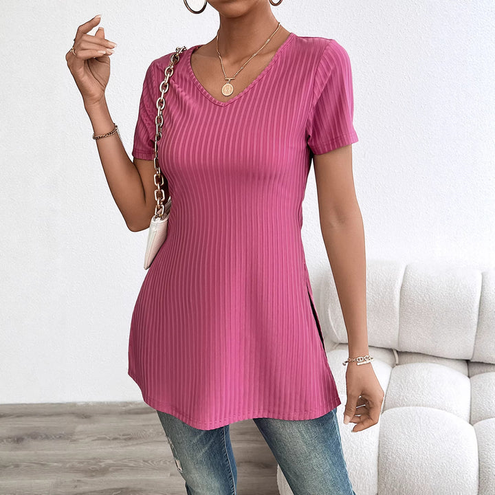 Top en tricot fin pour femmes avec un élégant col en V et une coupe flatteuse pour la silhouette Levoire